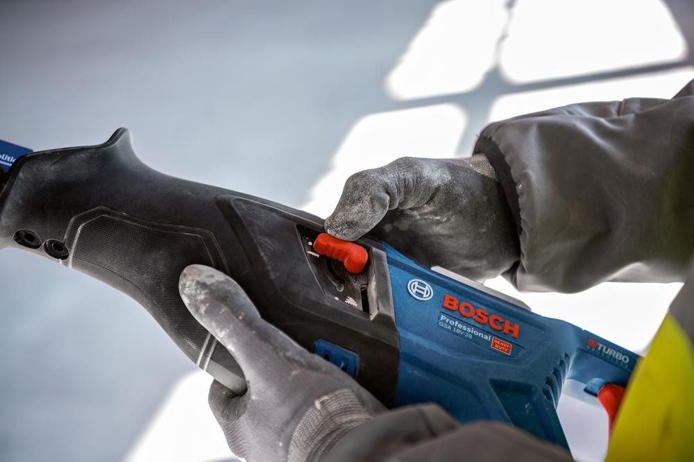 Akku-Säbelsäge solo GSA 18V-28 Bosch ohne Akku ohne Ladegerät L-Boxx