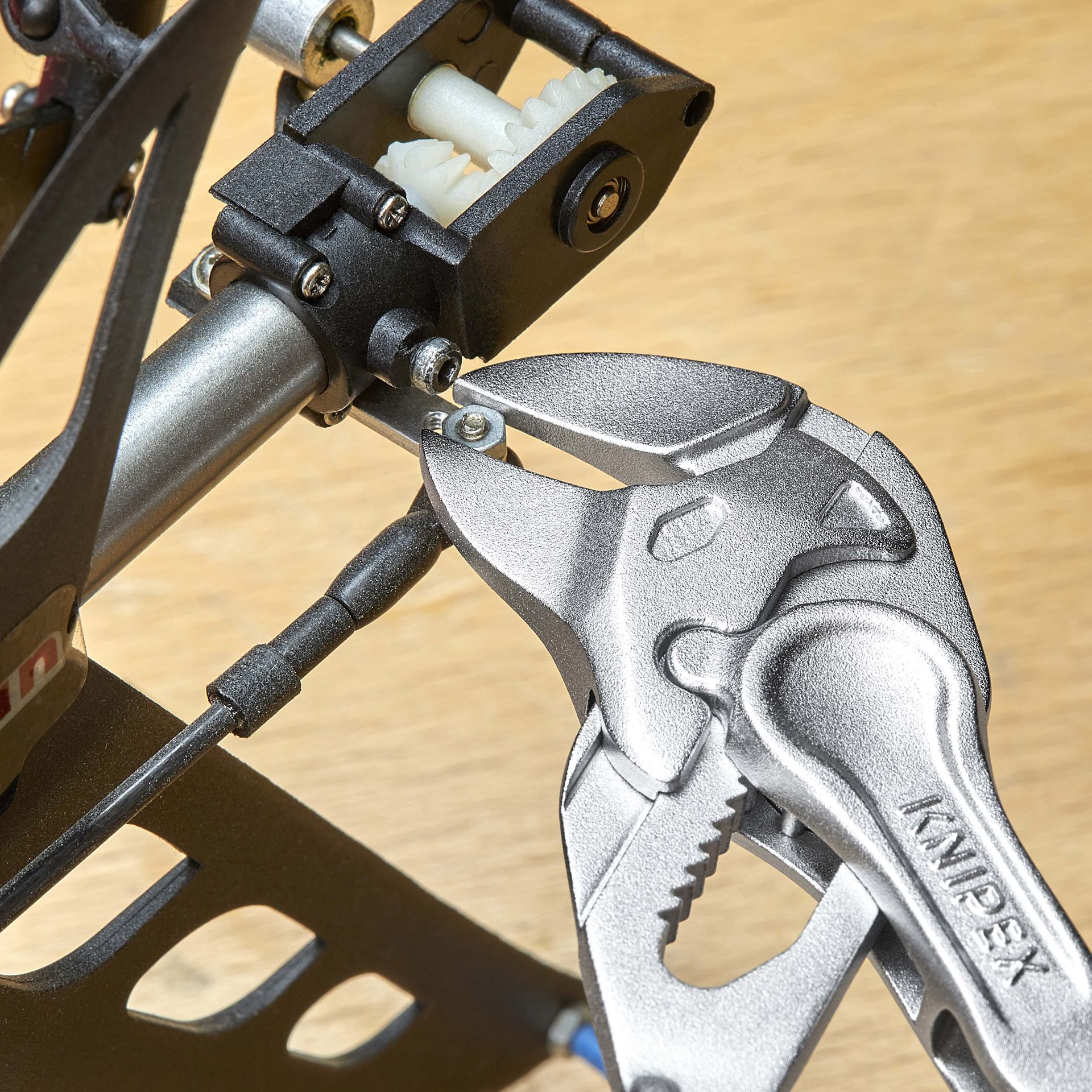 KNIPEX Zangenschlüssel XS aufgeprägte, raue Oberfläche