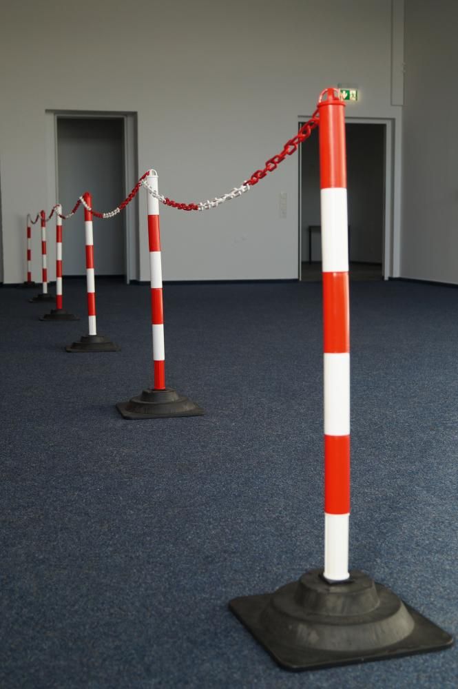 Kettenpfosten-Set EcoMax mit 10 m Absperrkette 3x rot/weiß, 3x weiß/rot,6x Hartgummifuß