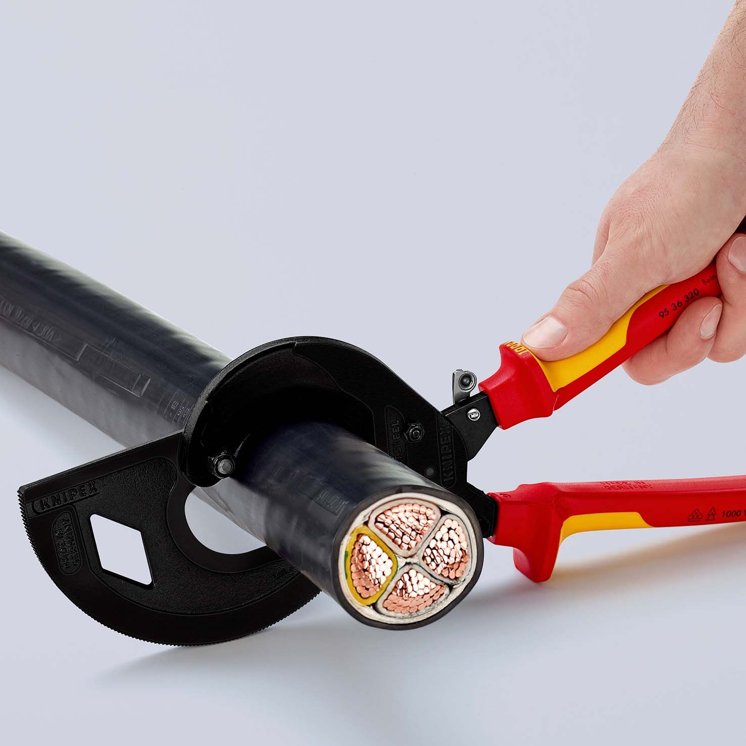 KNIPEX Kabelschneider (Ratschenprinzip, Dreigang) isoliert mit Mehrkomponenten-Hüllen,