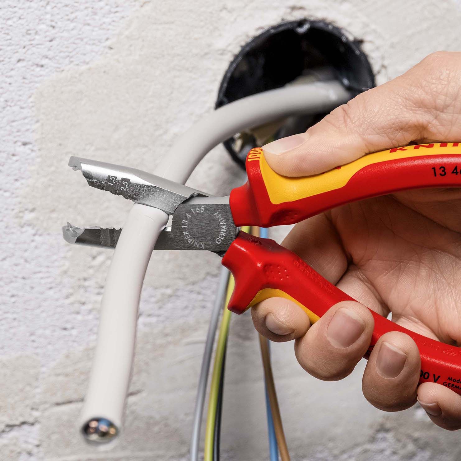 KNIPEX Abmantelungszange isoliert mit Mehrkomponenten-Hüllen,