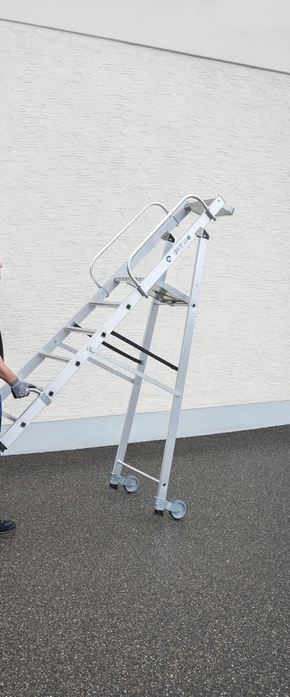 Alu-Stehleiter 4 Stufen, rollbar Gesamthöhe 1,65 m Arbeitshöhe bis 2,95 m