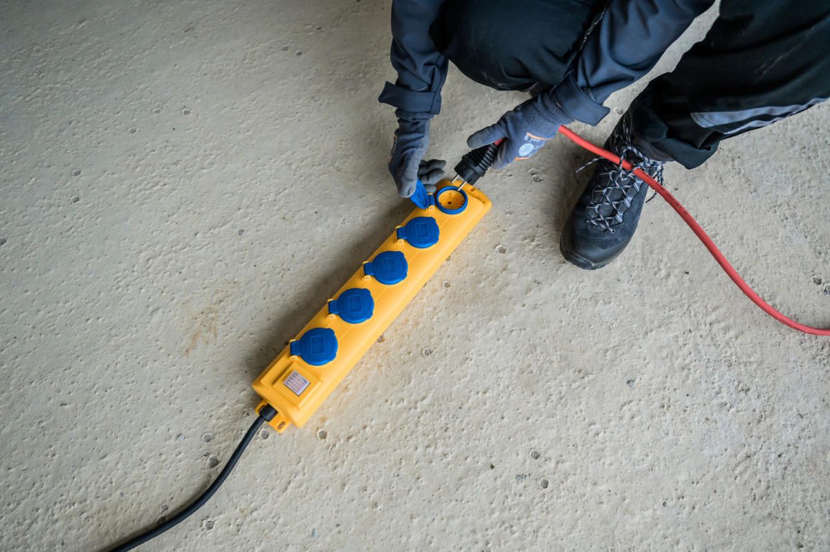 Super-Solid SL 554 DE IP54 Steckdosenverteiler 5-fach gelb/blau 2m H07RN-F3G1,5 mit Schalter