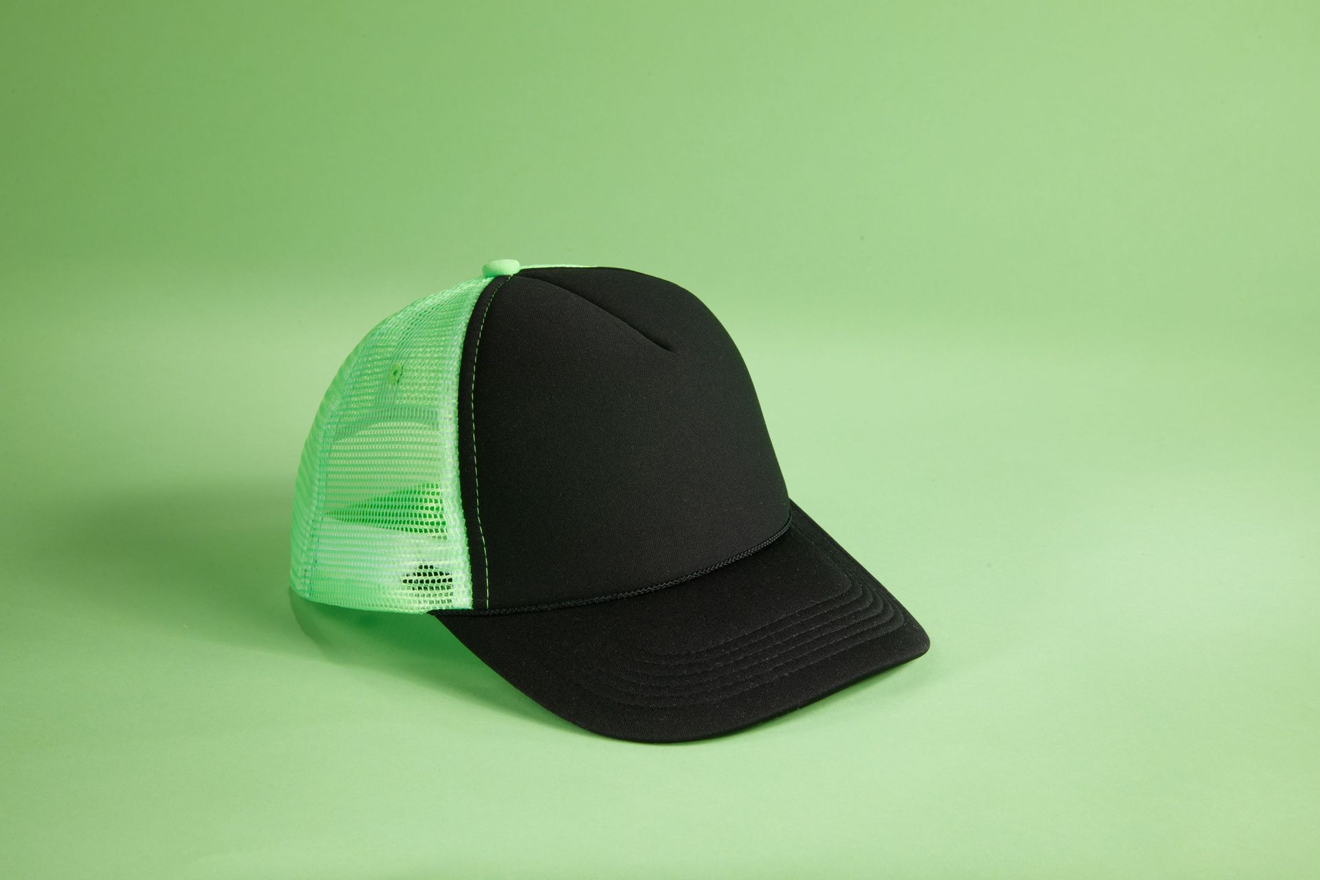 5 Panel Cap mit retrogetreuer Zierkordel über dem Schild