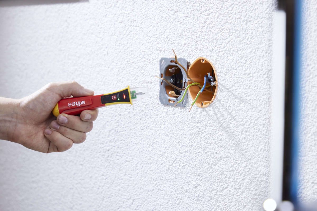 Wiha Spannungsprüfer Volt Detector berührungslos, einpolig, 90 - 1.000 V AC inkl. 2x AAA-Batterien (43798)