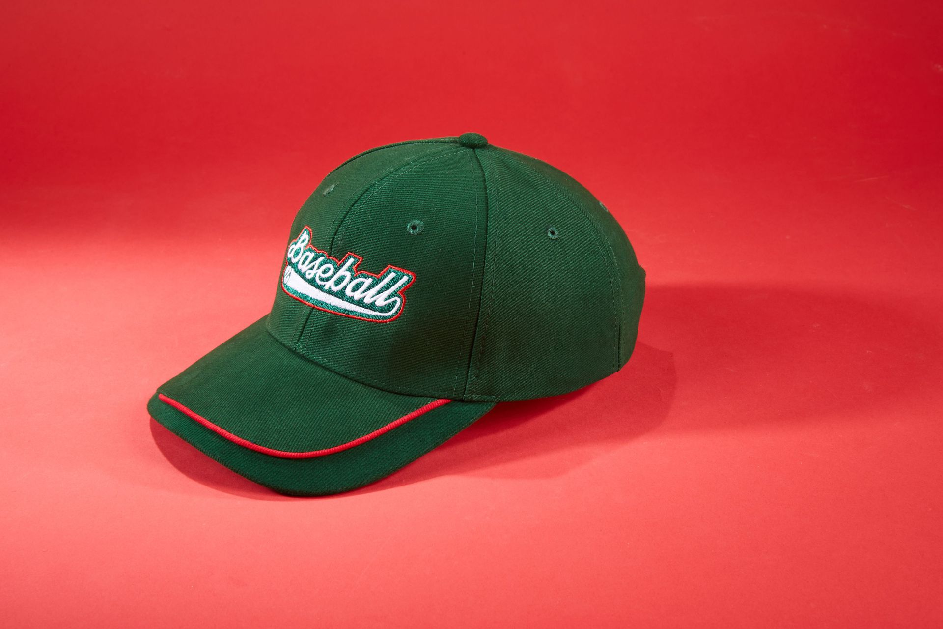 6 Panel Cap mit extravaganter, dreifarbiger Sandwich-Lösung