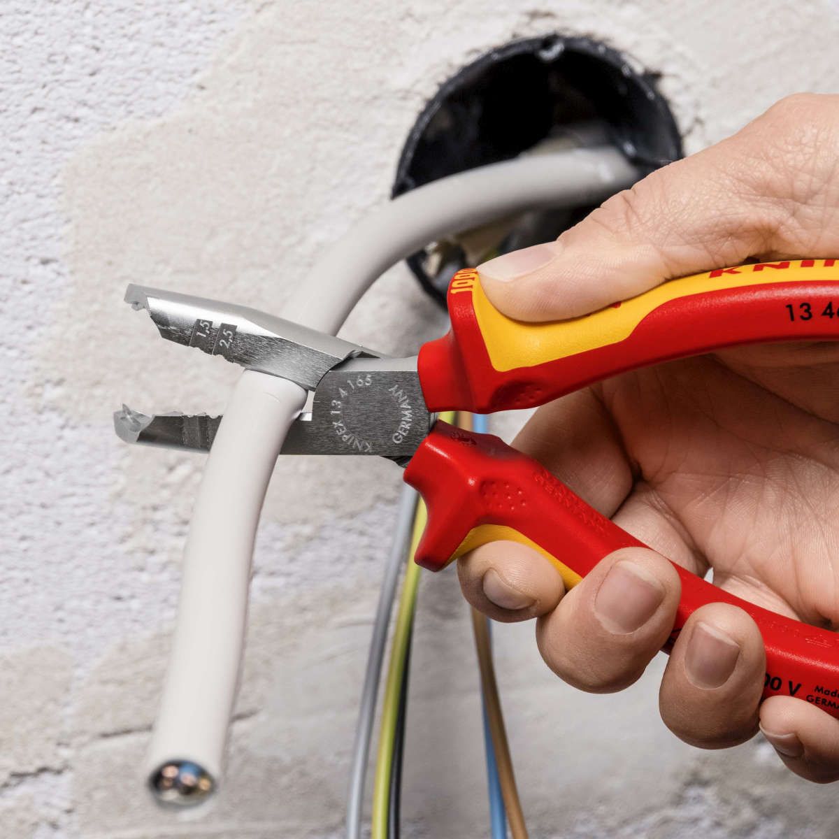 KNIPEX 13 46 165 Abmantelungszange isoliert mit Mehrkomponenten-Hüllen, VDE-geprüft verchromt 165 mm