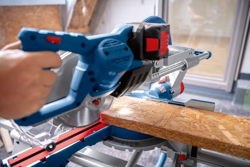 Bosch Akku-Kapp- und Gehrungssäge BITURBO