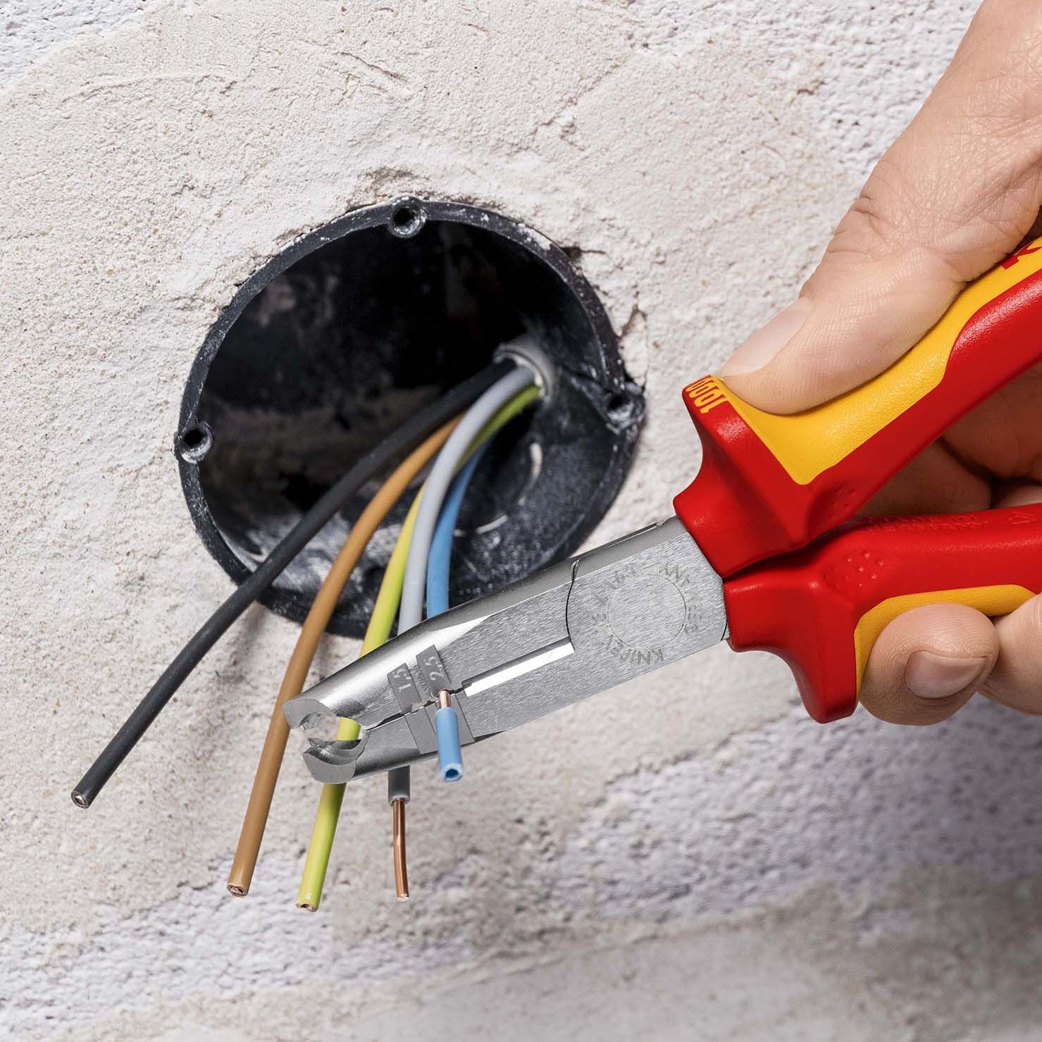 KNIPEX Abmantelungszange isoliert mit Mehrkomponenten-Hüllen,