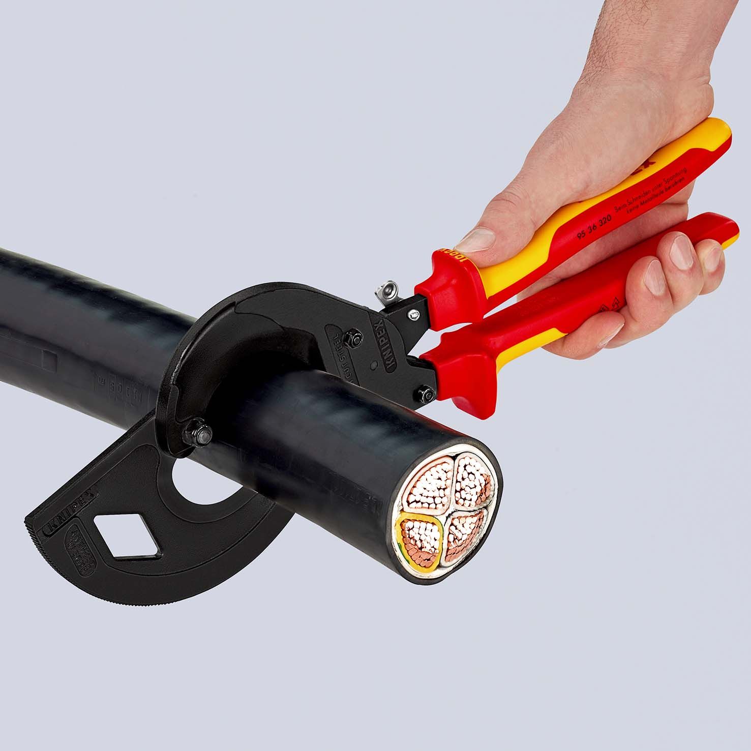 KNIPEX Kabelschneider (Ratschenprinzip, Dreigang) isoliert mit Mehrkomponenten-Hüllen,