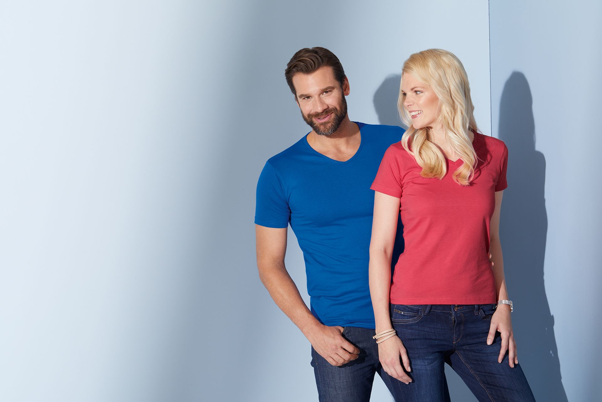 Figurbetontes V-Neck-T-Shirt für Damen