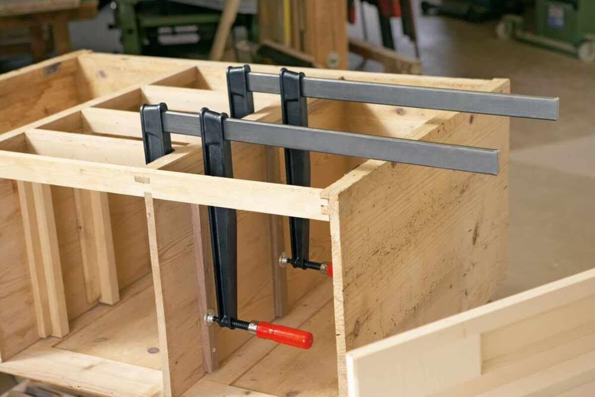 Tiefspann-Schraubzwinge TGNT mit bewährtem Holzgriff