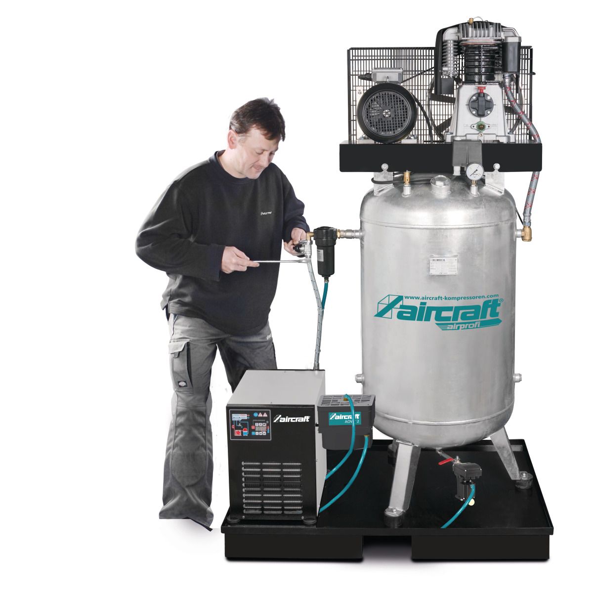 Stationärer Kolbenkompressor mit Kältetrockner, Feinfilter, Kondensataufbereiter zur Öl-Wasser-Trennung und automatischem Kondensatableiter Aircraft A