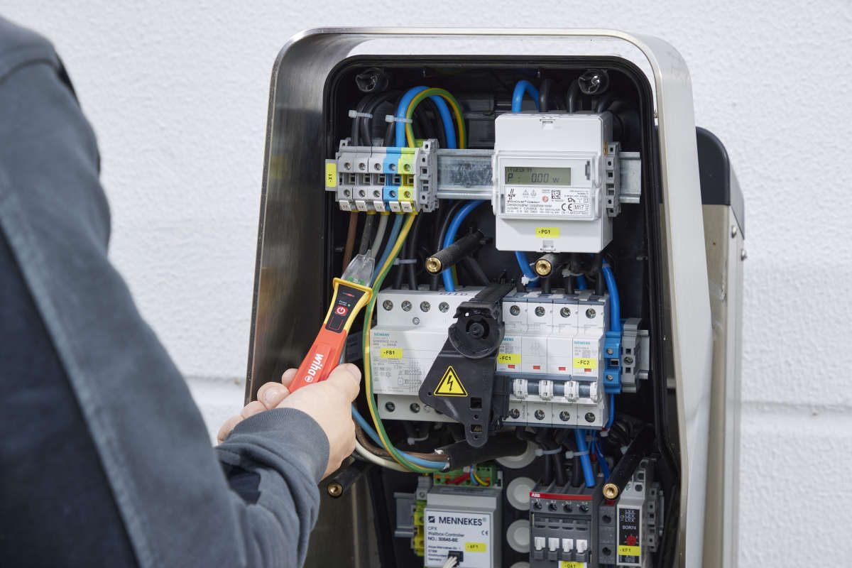 Wiha Spannungsprüfer Volt Detector berührungslos, einpolig, 90 - 1.000 V AC inkl. 2x AAA-Batterien (43798)