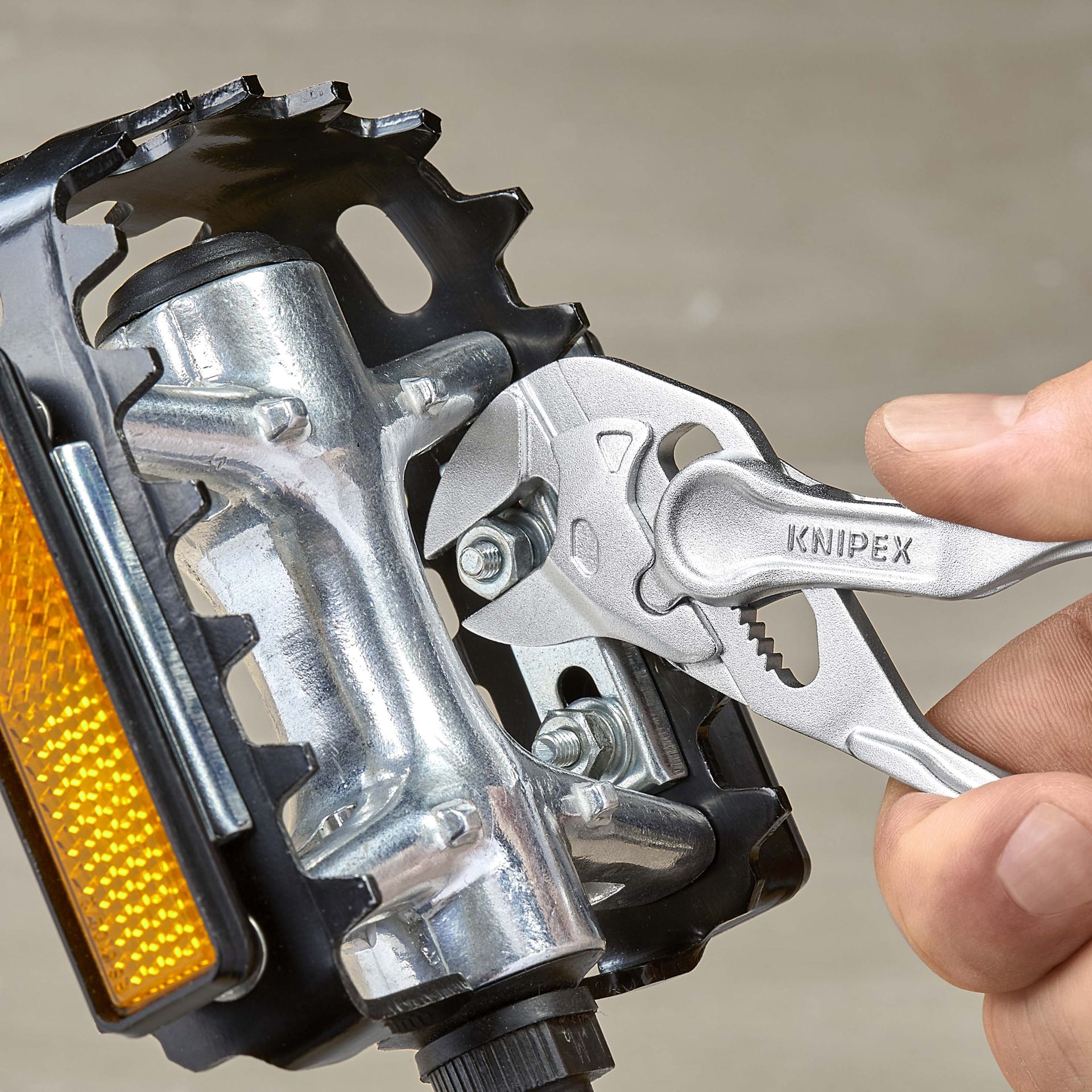 KNIPEX Zangenschlüssel XS aufgeprägte, raue Oberfläche