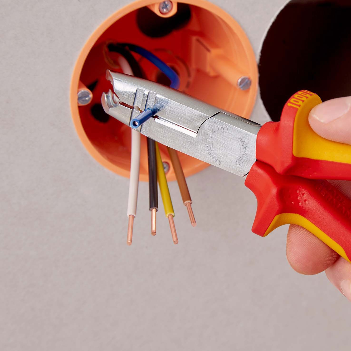 KNIPEX Abmantelungszange isoliert mit Mehrkomponenten-Hüllen,