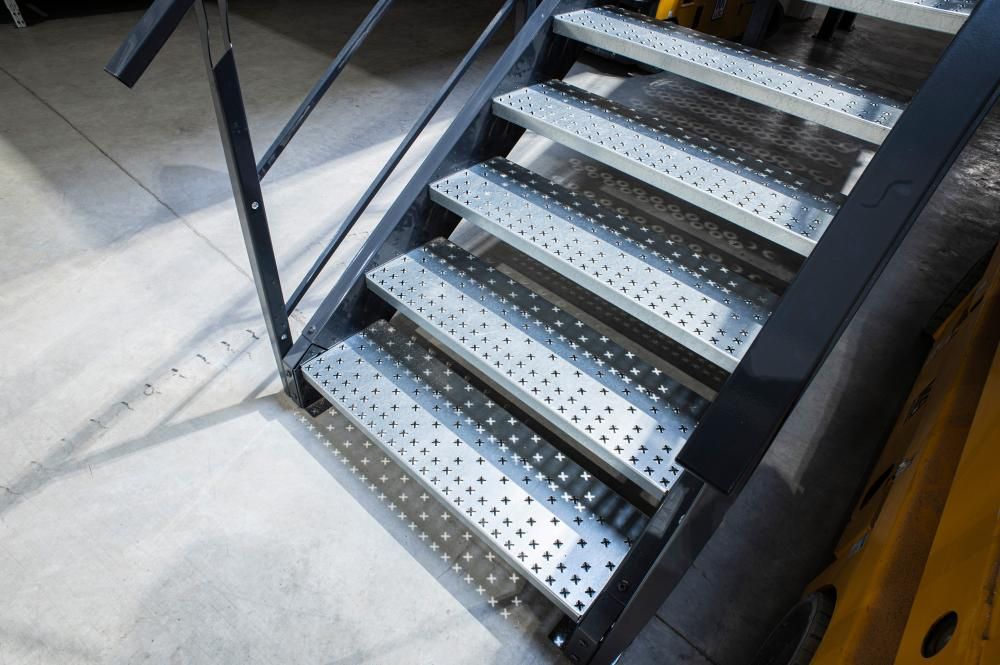 Treppe 38 Grad für Lagerbühne B960mm Lichte Breite 860 mm