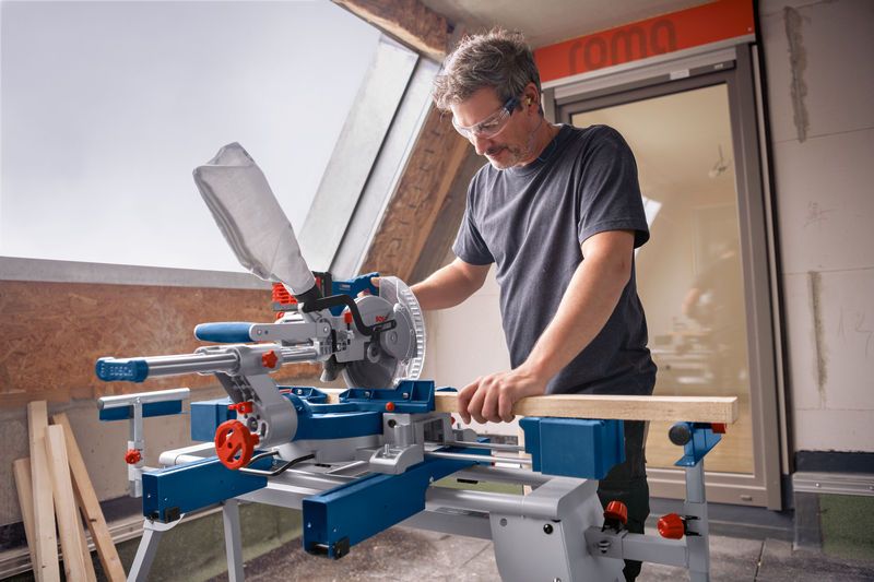 Bosch Akku-Kapp- und Gehrungssäge BITURBO