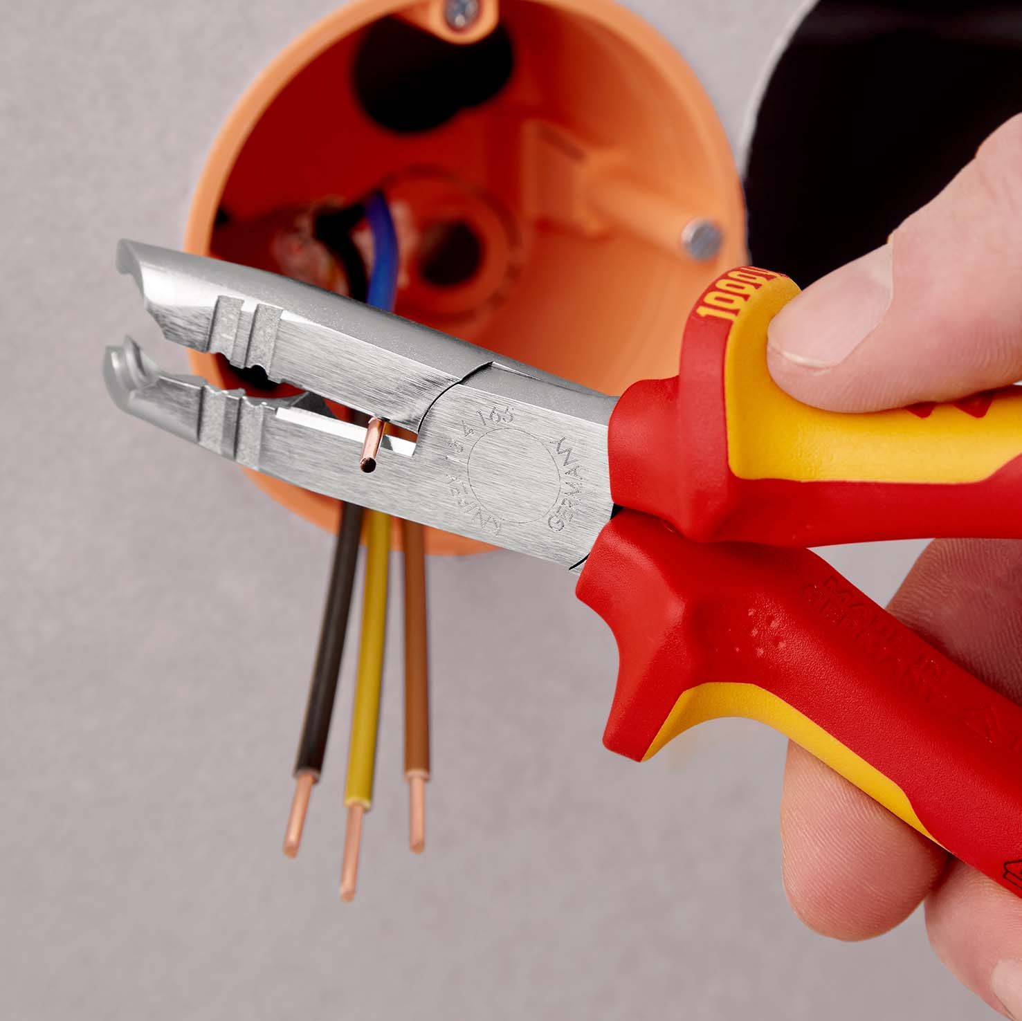 KNIPEX Abmantelungszange isoliert mit Mehrkomponenten-Hüllen,