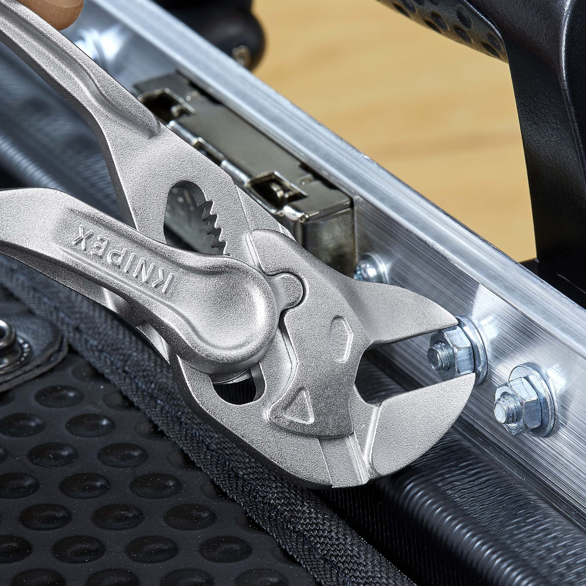 KNIPEX Zangenschlüssel XS aufgeprägte, raue Oberfläche
