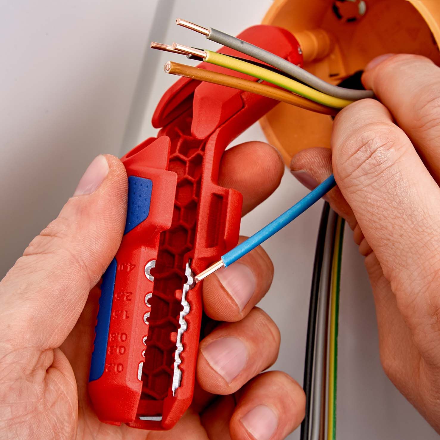 KNIPEX ErgoStrip® Universal-Abmantelungswerkzeug für Rechtshänder