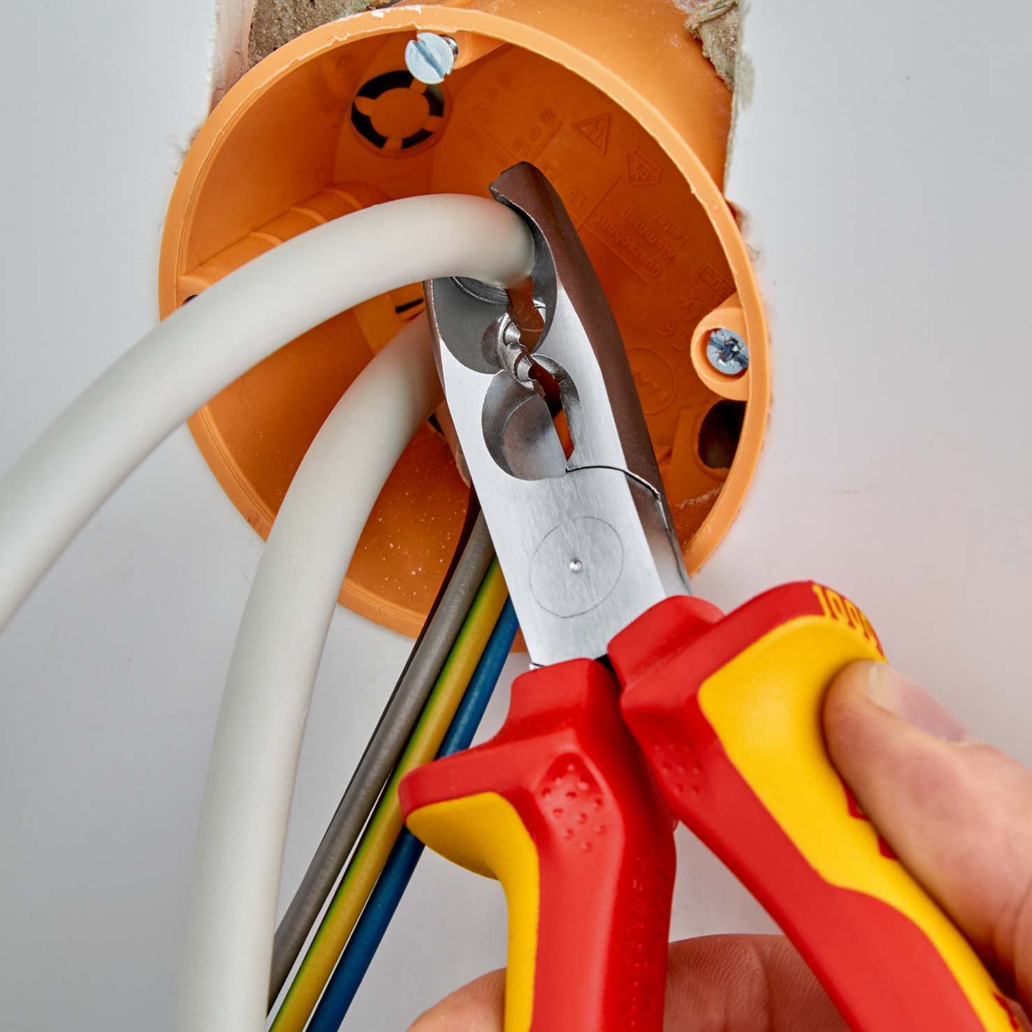 KNIPEX Abmantelungszange isoliert mit Mehrkomponenten-Hüllen,