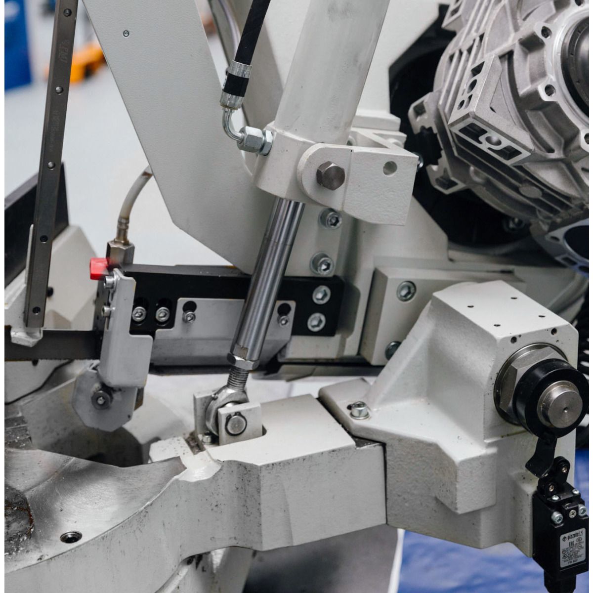 Halbautomatische Schwenkrahmen-Metallbandsäge Metallkraft BMBS 300 x 320 HA-DG