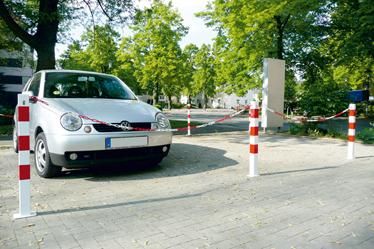 Absperrpfosten rot/weiß H1300xB70xT70mm umlegbar mit Dreikantverschluss zum Aufdübeln Schake