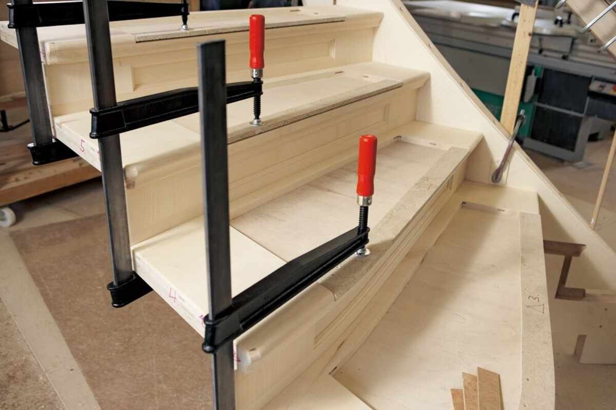 Tiefspann-Schraubzwinge TGNT mit bewährtem Holzgriff