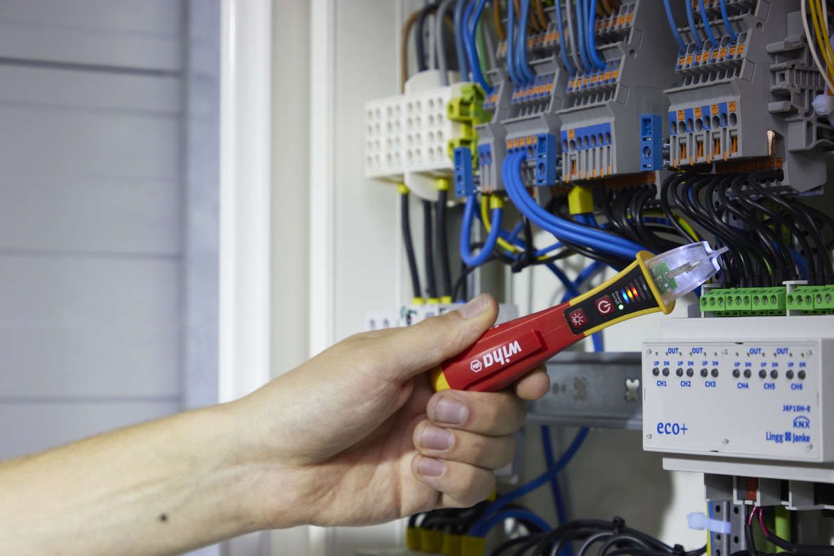 Wiha Spannungsprüfer Volt Detector berührungslos, einpolig, 90 - 1.000 V AC inkl. 2x AAA-Batterien (43798)