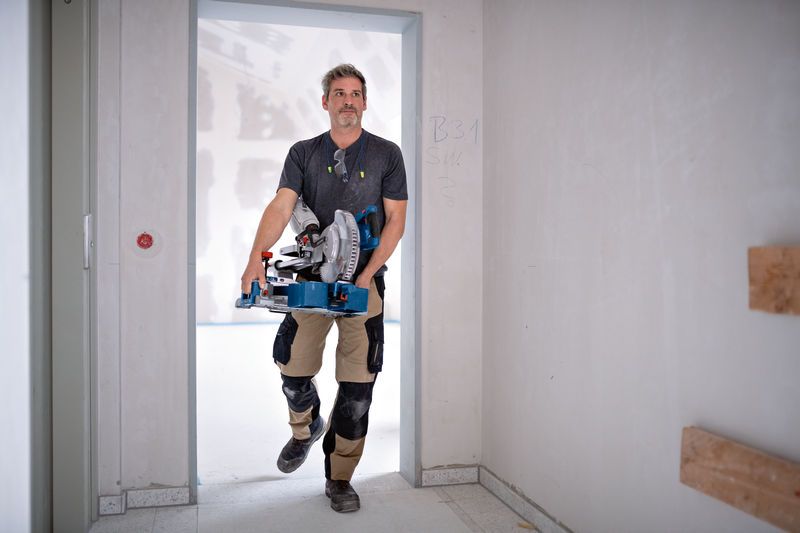 Bosch Akku-Kapp- und Gehrungssäge BITURBO