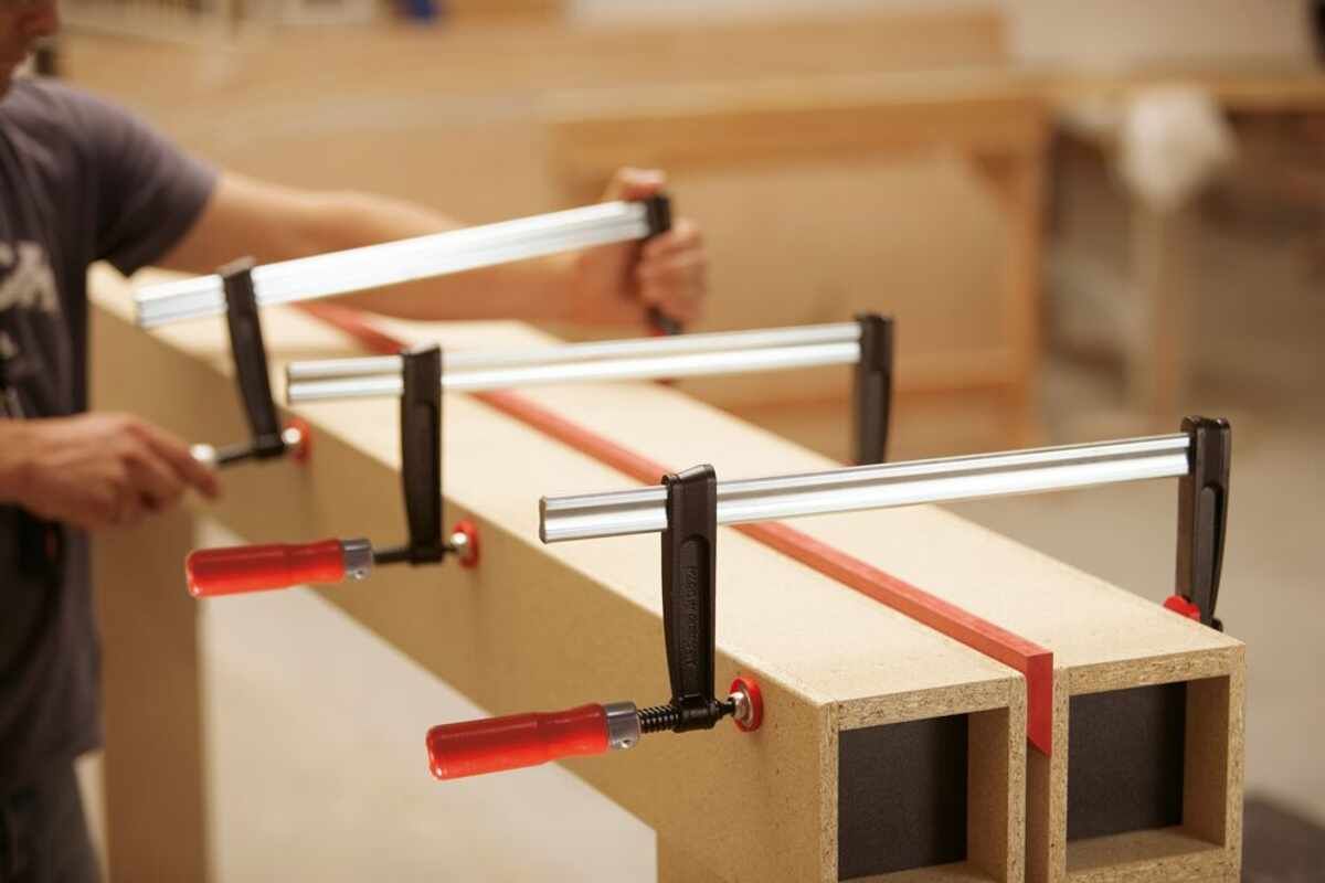 Temperguss-Schraubzwinge TPN mit bewährtem Holzgriff