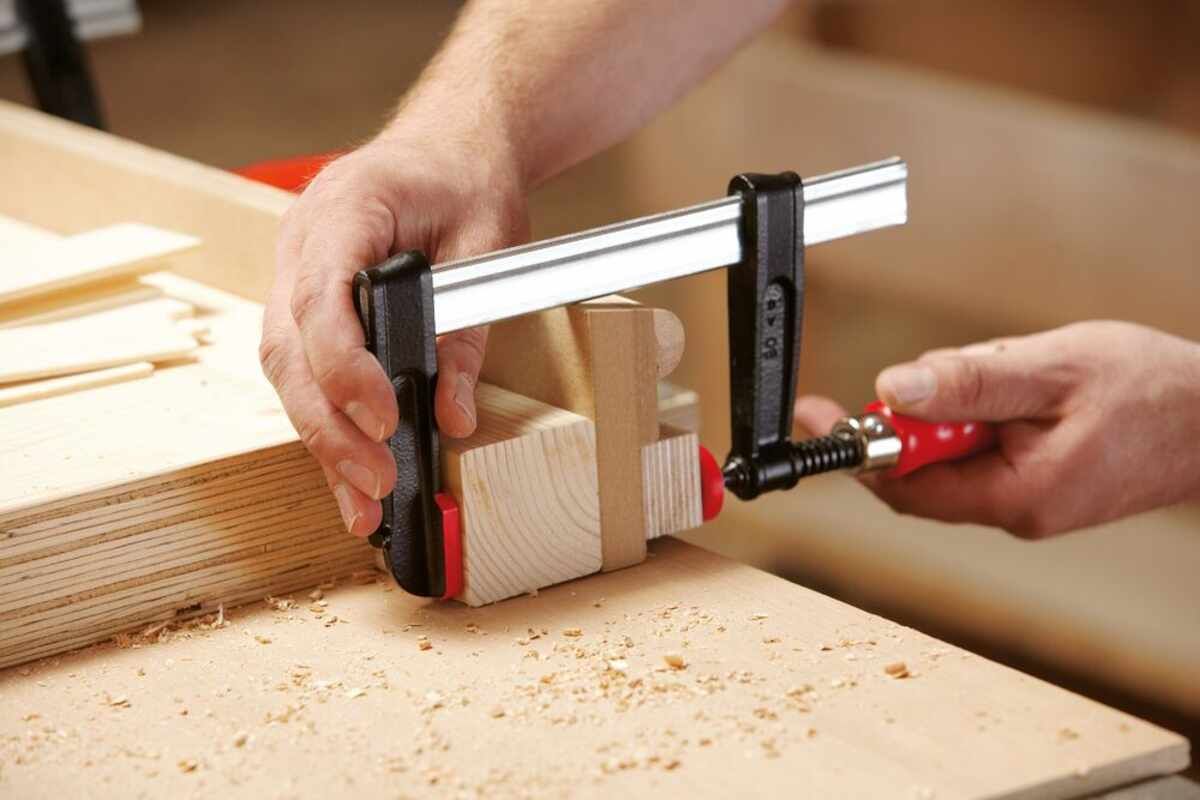 Temperguss-Schraubzwinge TPN mit bewährtem Holzgriff