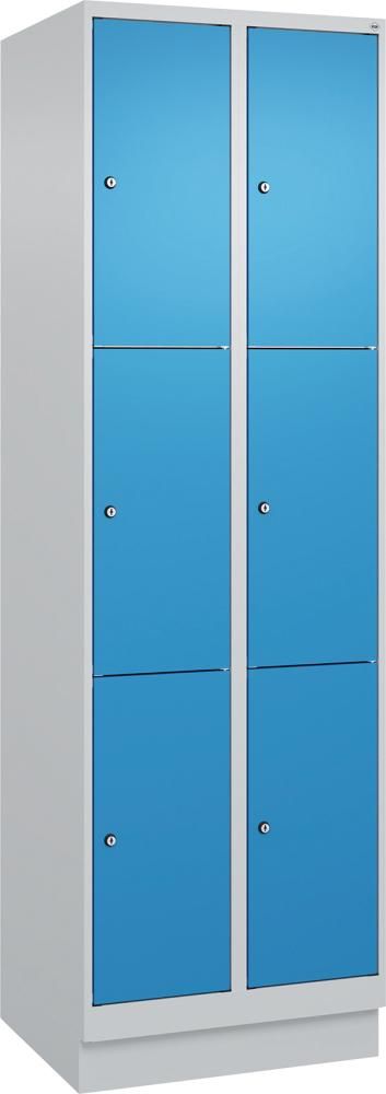 Fächerschrank CLASSIC B600xT500xH1950 mm RAL 7035/5012, 2x3 Fächermit 100 mm hohem Sockel