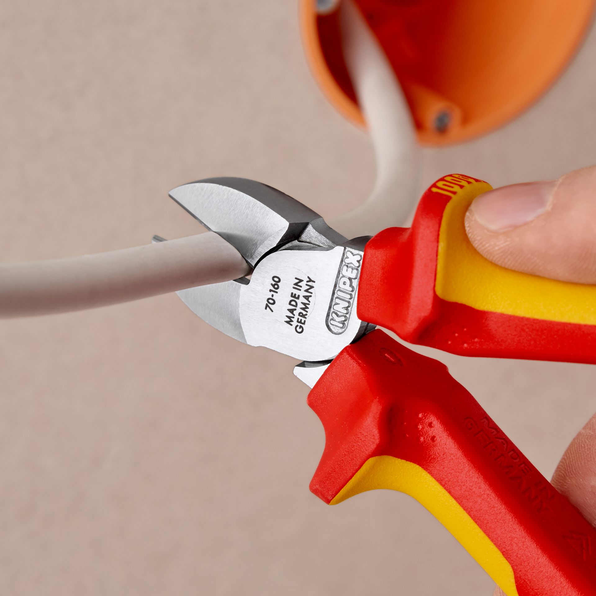 KNIPEX Seitenschneider isoliert mit Mehrkomponenten-Hüllen,